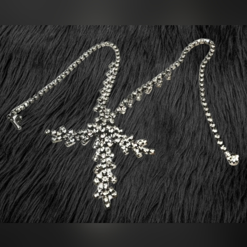$2 When You Buy 10 Items Marked 🎄10/$20. Silver Tone Necklace w/Rhinestones